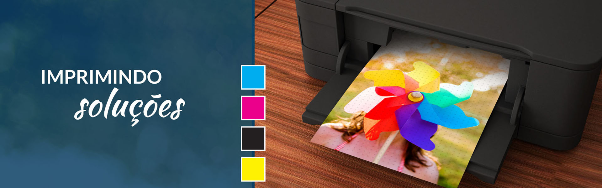 Uma impressora na direita e um texto a esquerda escrito: "Imprimindo Soluções".